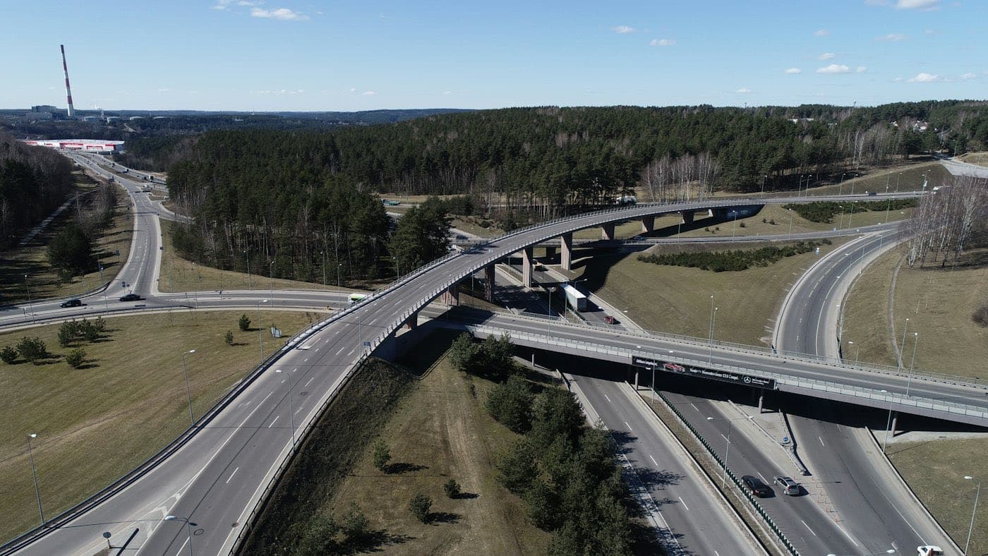 Highway interchange with steel-supported overpasses